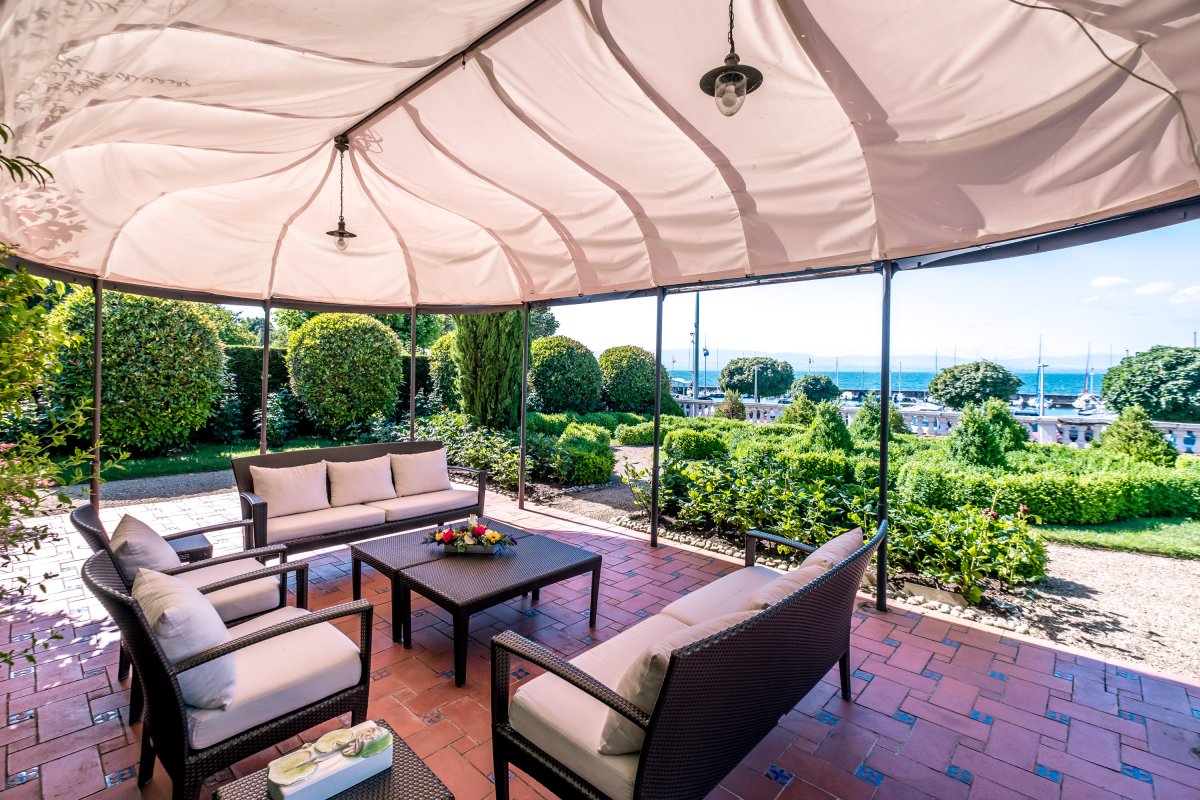 Terrasse ombragée face au port de plaisance